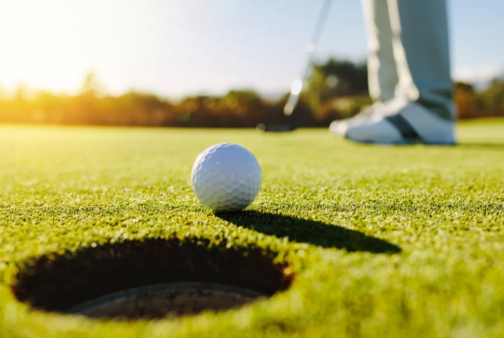 Golfball vor dem Loch