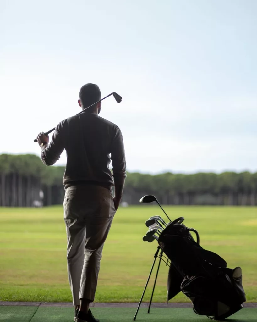 golfspieler am abschlag