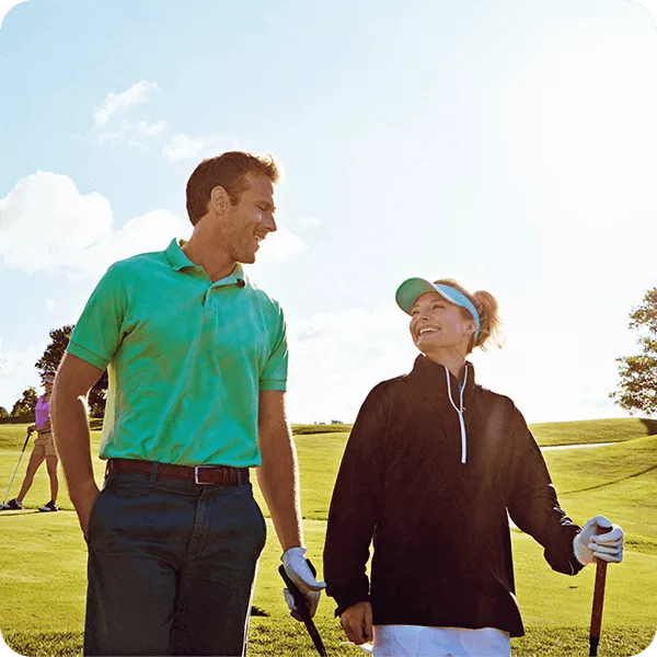 Paar auf dem Golfplatz