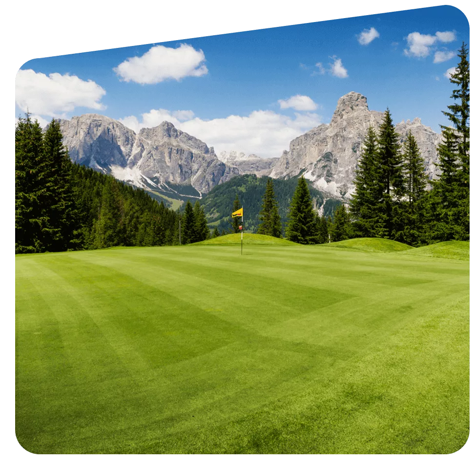 golfplatz vor den Alpen