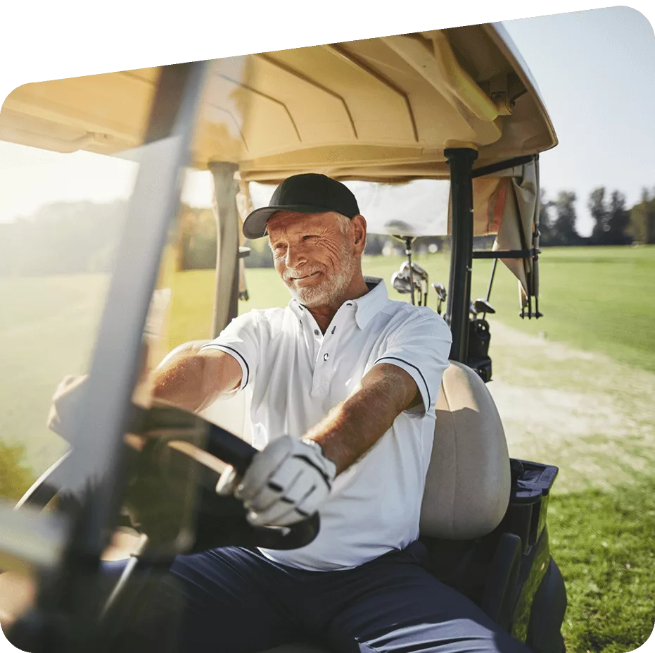 Senior beim golfkart fahren
