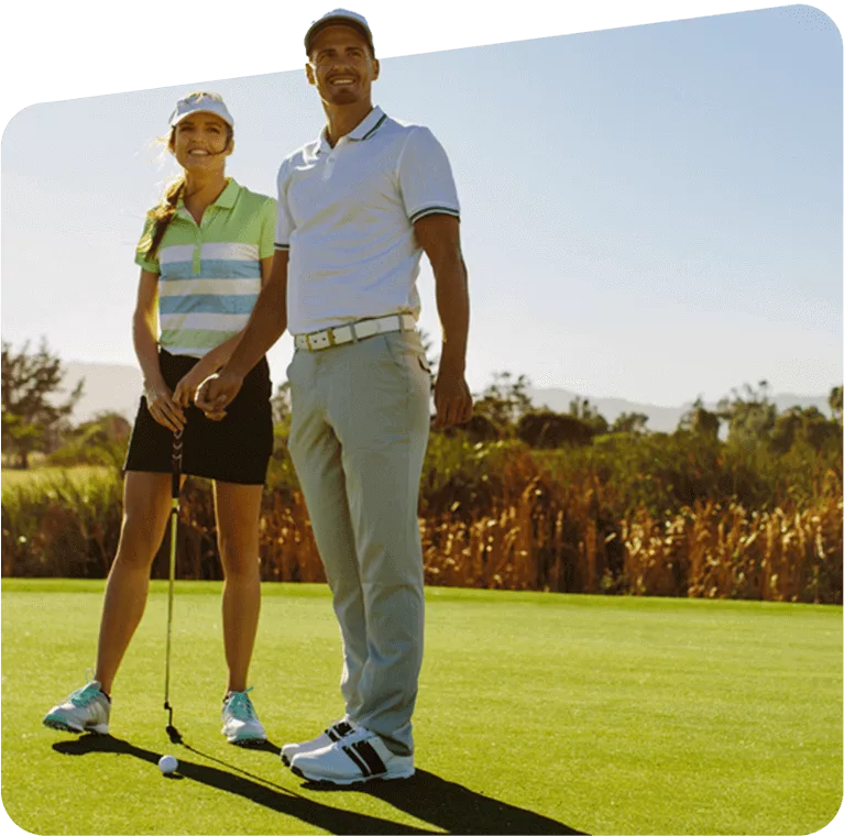 ehepaar auf dem golfplatz