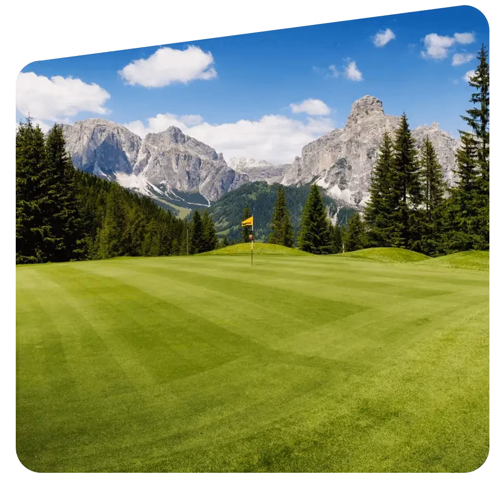 golfplatz vor den Bergen